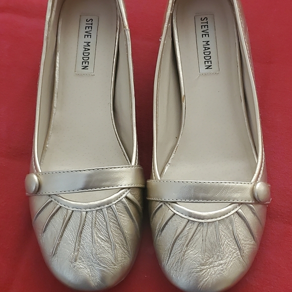 Steve Madden Women's Gold Flats - Picture 2 of 4